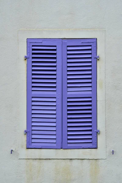 Kleurrijke paarse blinds — Stockfoto