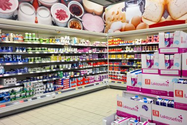 Aachen, Almanya - Ağustos 2017: Buzdolabında süt koridor Kaufland hipermarket.