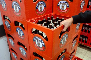 Aachen, Almanya - Ağustos 2017: Erdinger bira kasaları. Erdinger birahane Erding, Almanya var. Onun en iyi bilinen ürünleridir adına uygun Weibiers (buğday bira)
