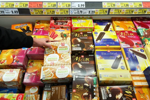 2016年12月 冰箱里装满了各式各样的冰棒棒 Kaufland — 图库照片