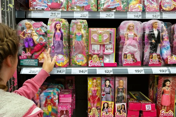 Barbie and Ken in a toyshop — Stock Photo, Image