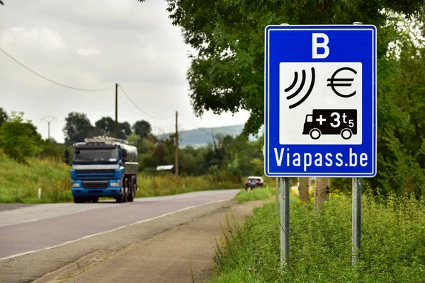 Rouvroy 比利时 2017年8月 卡车驾驶在或通过比利时需要支付费用 使用电子 Viapass — 图库照片