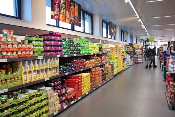 2018年1月 过道与罐头食物产品 内部的 Aldi 北部折扣超级市场 — 图库照片