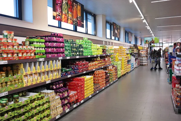 Almanya - Ocak 2018: Koridor ile can gıda ürünleri, bir Aldi Nord indirim süpermarket iç.