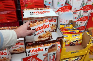 Almanya - Ocak 2018: Nutella B-hazır bisküvi bar snack bir mağaza. Nutella Ferrero İtalyan şirketi tarafından üretilen İtalyan şekerli fındık çikolata ürünlerin markası.