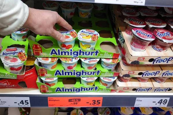 Duitsland Januari 2018 Almighurt Yoghurt Cup Desserts Een Winkel Almighurt — Stockfoto