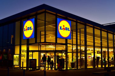 Hollanda - Şubat 2018: Akşam atış bir Lidl süpermarket, Schwarz Unternehmenstreuhand bir Alman küresel indirim süpermarket zinciri parçası.