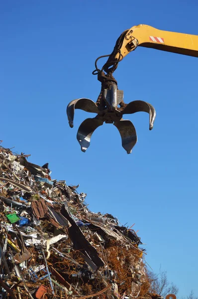 Guindaste Agarrador Arrebatar Reciclagem Metal Uma Sucata Ferro Velho — Fotografia de Stock