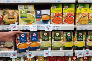 Fransa - Ağustos 2017: çorba ambalajlar çeşitli markaların kullanıma hazır. Bir Fransız Super U süpermarket mağaza markaları.