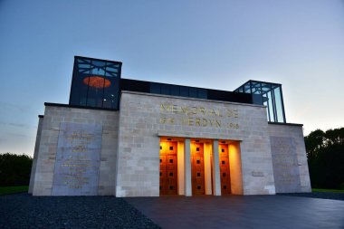 Verdun, Fransa Ağustos 2017:Alacakaranlıkta Verdun Anıtı, Birinci Dünya Savaşı'nın bir parçası olarak 1916 yılında yapılan Verdun Savaşı anısına bir savaş anıtı.