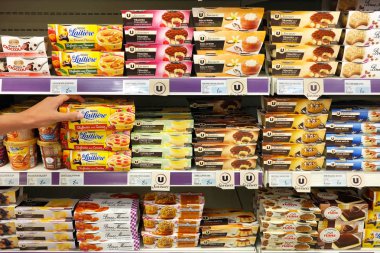 Fransa - Ağustos 2017: Pudingler bir Super U süpermarkette bir özel etiket markadan yelpazesine.