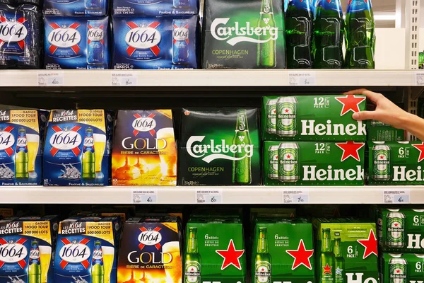 Frankrike Augusti 2017 Hyllor Med Sortiment Kronenbourg 1664 Carlsberg Heineken — Stockfoto