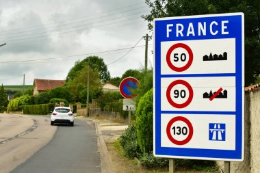 Fransa sınır tabela. Hız limitleri Fransa sınırında iz.