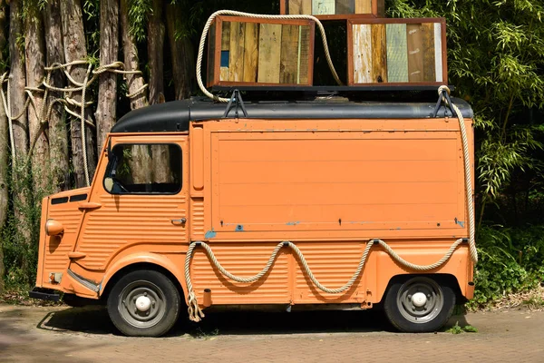 旧的法国板车 Foodtruck 的左侧面视图 — 图库照片