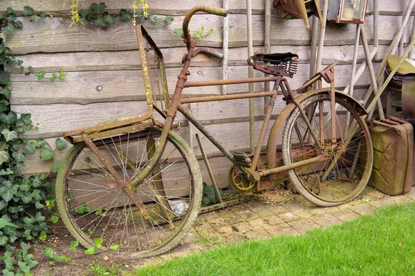 Starý Rezavý Bicykl Ukázal Pro Dekorace Zahradě — Stock fotografie