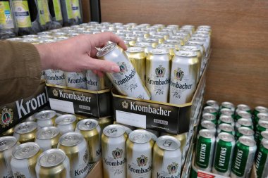 Almanya - Nisan 2018: Yığılmış Krombacher kutu bira bir süpermarkette. Krombacher breweries Almanya'da özel sektöre ait en büyük biridir.