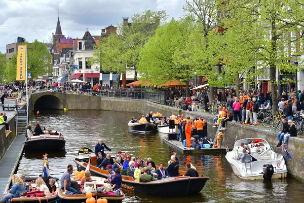 Leeuwarden Nederländerna April 2018 Firande Kingsday Firande Canal Med Båtar — Stockfoto