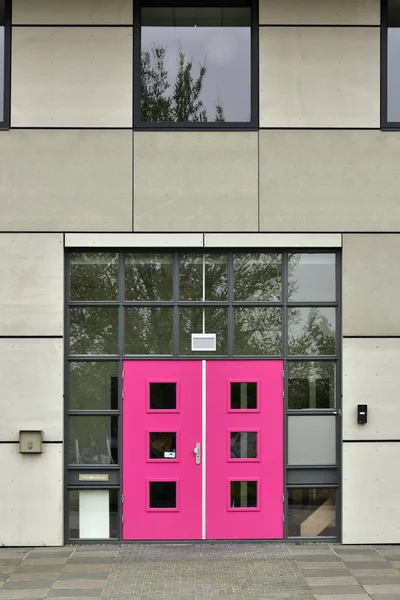 Gesloten Helder Roze Ingang Van Een Modern Grijs Kantoorgebouw — Stockfoto