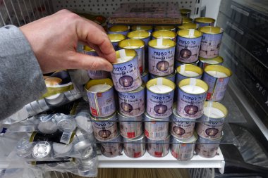 İsrail - Mart 2019: Bir dükkandaki ruh mumları, yahudi mumları Yahudilikte ölenlerin anısına yakılan bir tür mumdur..