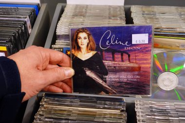 Hollanda - Kasım 2019: Celine Dion - My Heart Will Go On. Kanadalı şarkıcı Celine Dion 'un Titanic filminin jenerik şarkısının CD kaydı..