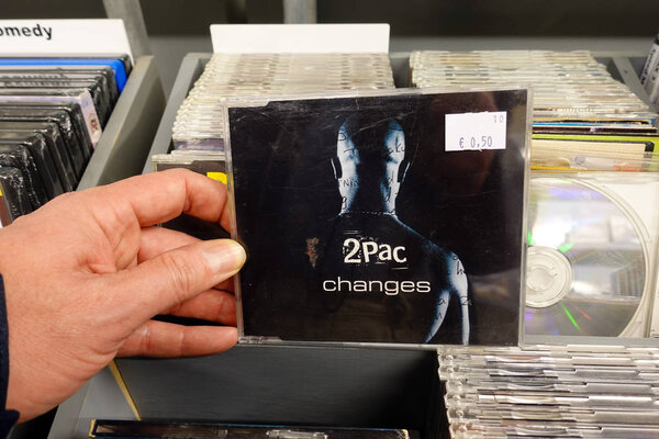 НИДЕРЛАНДЫ - НОЯБРЬ 2019: CD-сингл: 2pac - изменения, CD-запись американского рэпера и актера Тупака Шакура в магазине секонд-хенда
.