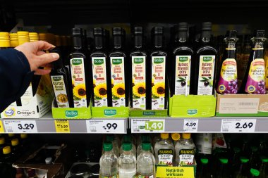 Almanya - Aralık 2019: Netto Marken-Discount süpermarketinde çeşitli Biyobiyoloji ürünleri, sebze yağları ve sebze ürünleri.
