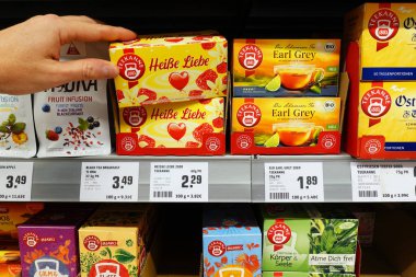 Almanya - Aralık 2019: Heisse Liebe (eng. : Sıcak Aşk) aromalı Teekanne marka çay kutuları. Rewe süpermarketinde çay paketleriyle raflar..