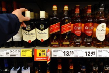 Almanya - Aralık 2019: Rewe süpermarketinde çeşitli markalar karışık viski içti.