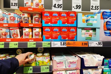 Almanya - Aralık 2019: Durex prezervatif ambalajı. Lidl indirimli süpermarkette küçük çocuklar için kondom paketleri olan kutular.