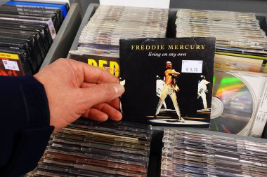 Hollanda - Kasım 2019: Cd single remix Freddie Mercury - Tek başıma yaşıyorum. Karışık Kardeşler Yok. İngiliz şarkıcı, söz yazarı, prodüktör ve rock grubu Queen Freddie Mercury 'nin ikinci el mağazasındaki vokalistinin CD kaydı..