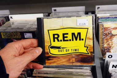 The Netherlands - Kasım 2019: Cd albümü: R.E.M. - Zaman doldu. Amerikan rock grubu R.E.M. 'in CD kaydı. İkinci el mağazasında..