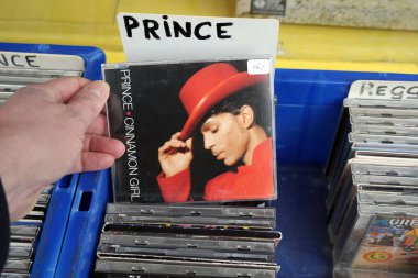 Hollanda - Mart 2018 Uk Cd single 'ı: Prince - Tarçın Kız. Amerikalı şarkıcı, söz yazarı, müzisyen, yapımcı, dansçı, aktör Prince Rogers Nelson 'ın CD kaydı..