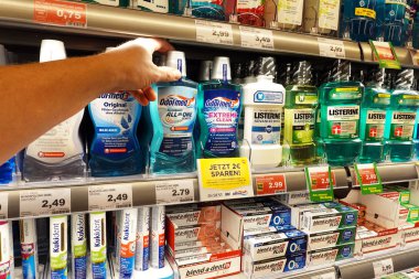 Almanya - Ağustos 2019: Bir mağazada antiseptik gargara ürünleri. Marktkauf Hipermarketinde Oral bakım ürünleri.