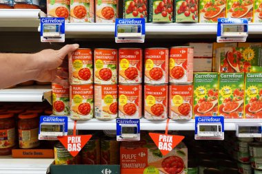 Wallonia, Belçika - Temmuz 2019: Bir dükkanda konserve domates püresi. Karrefour Hipermarketinde domates ürünleriyle raflar.