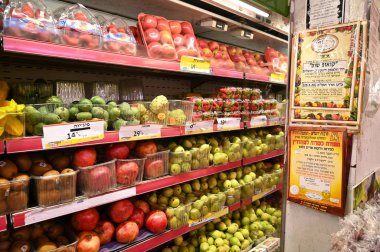 Kudüs, İsrail - Aralık 2019: İsrail Kooperatif süpermarketindeki haham koşer sertifika ajansı tarafından onaylanmış ürünler.