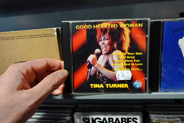 THE NETHERLANDS - FEBRUARY 2020: CD сборник: Tina Turner - Good Hearted Woman, CD запись 1993 года, выпущенный американско-швейцарской певицей и актрисой Тиной Тёрнер в подержанном магазине
.
