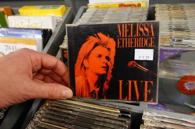 The Netherlands - Ocak 2020: Melissa Etheridge - Live 1988. Amerikalı şarkıcı, söz yazarı, gitarist ve aktivist Melissa Etheridge 'in CD kaydı..