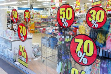 Almanya - Şubat 2015: Woolworth mağazasının vitrinine yapıştırılmış indirim etiketleri