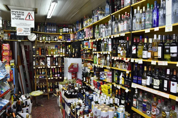 2019年2月 以色列特拉维夫 一家主要由烈性酒瓶组成的小型杂货店的内部 — 图库照片