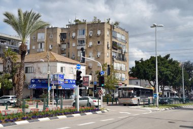 Ra 'Anana, İsrail - Mart 2019: Ra' anana şehir merkezinin görüntüsü. Metropoline otobüs şirketi..