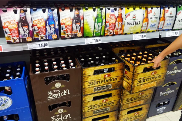 Германия Август 2018 Пиво Шашлыки Магазине Покупатель Супермаркете Выбирает Пиво — стоковое фото