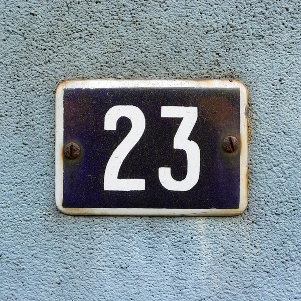 Знак Дом Эмалированная Плита Номер Двадцать Три Установленная Синей Штукатурке — стоковое фото