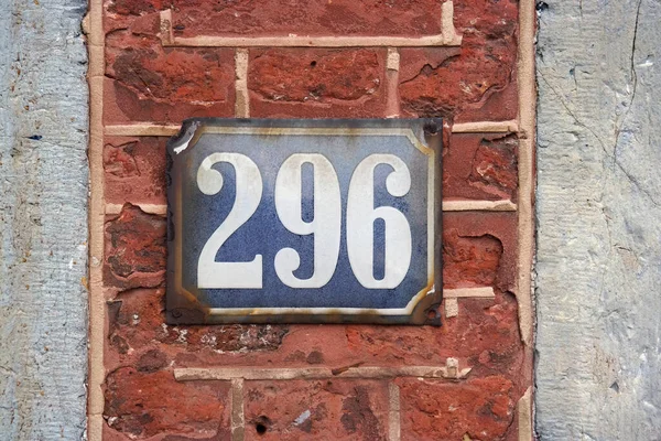 296号房子的标志 湿透了的漆皮蓝色 编号2996 镶嵌在砖墙上 — 图库照片