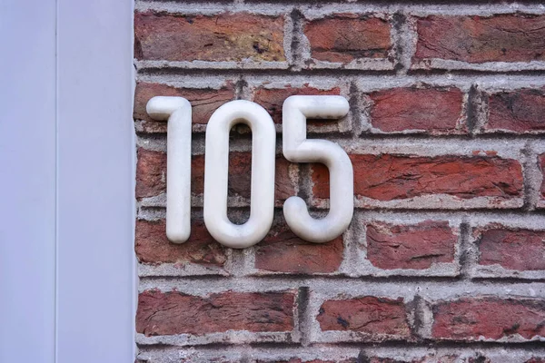 Casa Número 105 Assinada Números Cento Cinco Montados Uma Parede — Fotografia de Stock