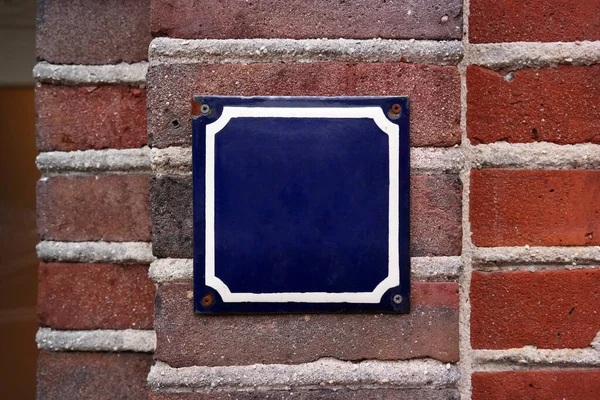 蓝色漆面房屋号板 空格用于安装在砖墙上的文字 — 图库照片