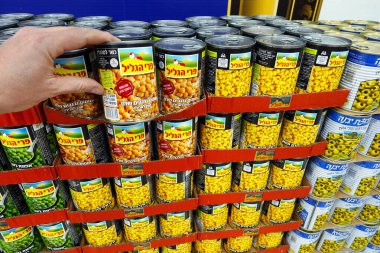 RA 'ANANA, ISRAEL - Mart 2019: Pri Hagalil marka konserve yiyecekler. İsrail Zafer Marketinde istiflenmiş nohut, mısır taneleri ve bezelye konserveleri.