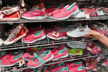 WALLONIA, BELGIUM - Temmuz 2019: Avrupa Cora hipermarketinde satılmak üzere Çin 'de yapılmış çocuk ayakkabıları.