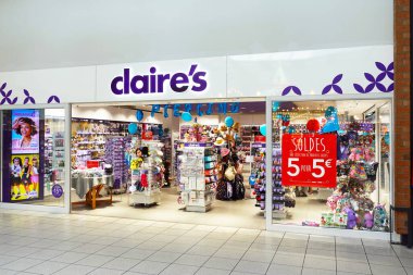 WALLONIA, BELGIUM HAZİRAN 2019: Claire 'in aksesuarları, öncelikle kızlara, ergenlere ve gençlere yönelik aksesuar, mücevher ve oyuncaklardan oluşan bir Amerikan perakendecisi..