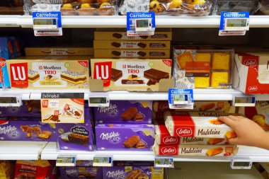 BELGIUM - Temmuz 2019: farklı marka bisküvilerle raflar. Belçika 'da bir Carrefour süpermarketinin bisküvi reyonundan alışveriş..