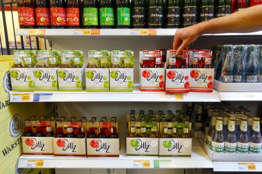 NETHERLANDS - HAZİRAN 2019: bir Sligro toptan içecek. Jillz (eski adıyla Charli), Heineken tarafından üretilen elma şarabı, arpa ve su karışımıdır..